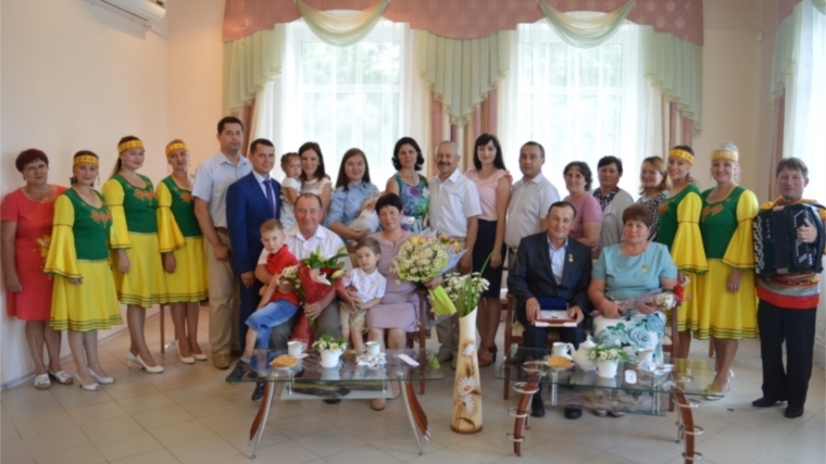 В Янтиковском районе состоялся семейный праздник «Под сенью Петра и Февронии», на котором чествовали семьи, удостоенные медалей «За любовь и верность»