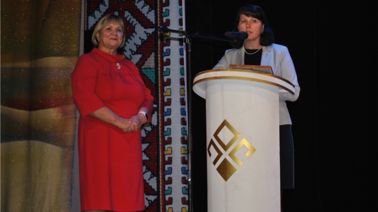 Председатель Союза женщин Чувашии Алевтина Федорова поздравила работников образования с праздником
