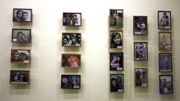 Ко Дню матери в Центре детского творчества города Шумерля открылась фотовыставка «Селфи с мамой»