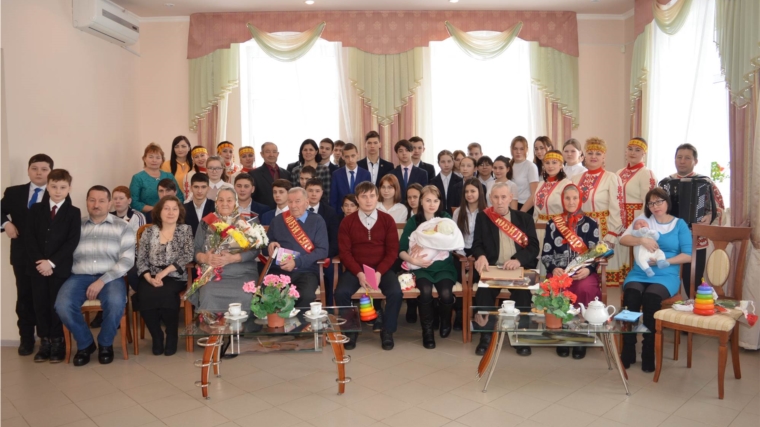 В Янтиковском районе состоялся семейный праздник, посвященный чествованию юбиляров семейной жизни и имянаречению первых новорожденных