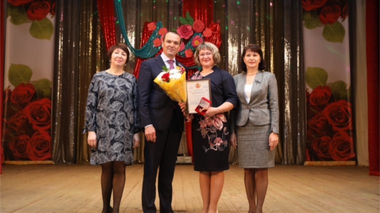 Глава Чувашии Михаил Игнатьев приветствовал участниц юбилейного X фестиваля женских клубов и советов женщин города