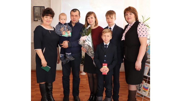 В Комсомольском районе вручены первые удостоверения многодетным семьям