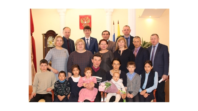 В рамках Единого информационного дня в Урмарском районе состоялось торжественное вручение удостоверения многодетной семьи
