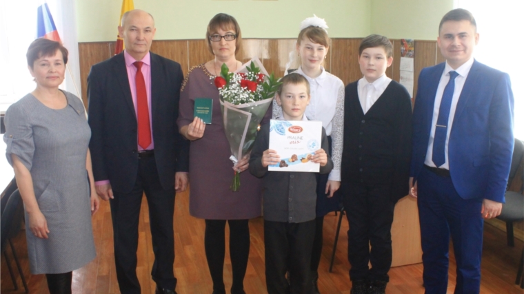 Удостоверение многодетной семьи получила семья Шенчуковых из г. Козловка