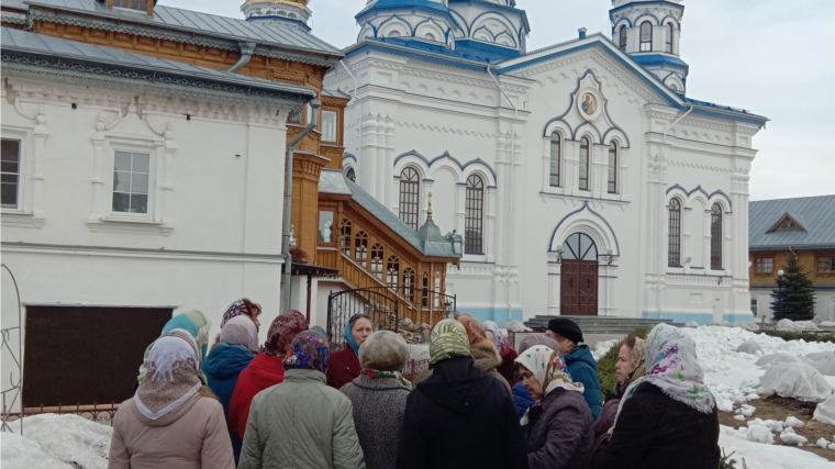Накануне церковного праздника Благовещения Пресвятой Богородицы члены женского клуба «Сударушка» и активисты ТОС «Ельниковский» посетили Тихвинский монастырь в г.Цивильск.
