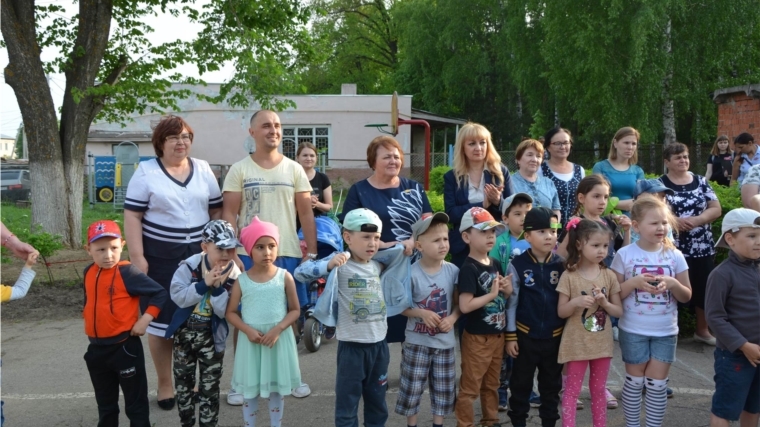 На территории Кугесьского детского сада «Пурнеске» в честь Международного дня семьи состоялась акция "Посади цветок"