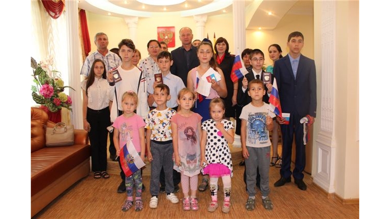В День Государственного флага РФ состоялось торжественное мероприятие по вручению паспортов юным жителям Урмарского района