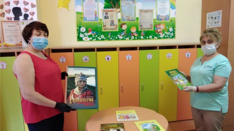 Союз женщин Чувашии дарит всем дошкольным образовательным организациям книги чувашских писателей.