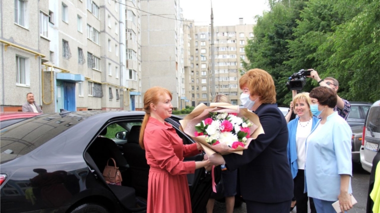 Во имя добра и благополучия: Председатель Союза женщин Чувашии поздравила новочебоксарские семьи