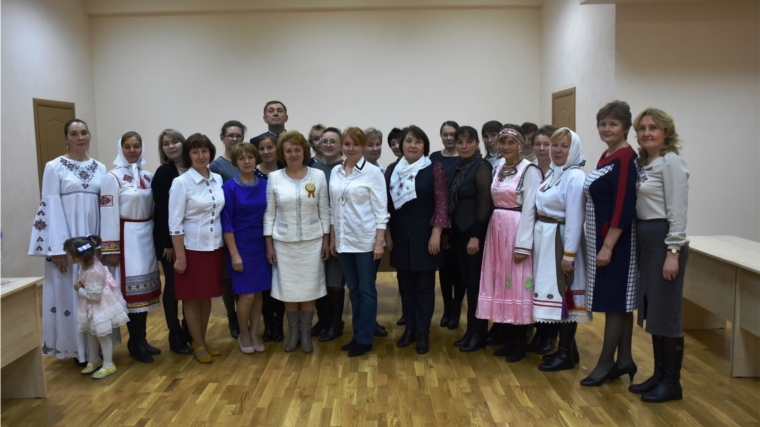 Председатель Союза женщин Чувашии познакомилась с «Семьей года – 2020» и аликовскими мастерицами