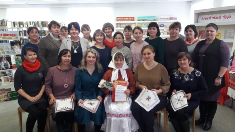 В Комсомольской районной библиотеке прошел мастер-класс по чувашской вышивке
