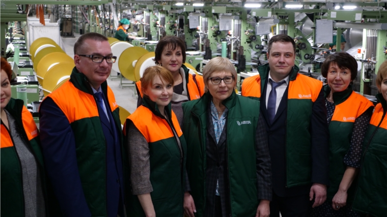 Наталья Николаева посетила АО «Лента», где познакомилась с деятельностью предприятия и условиями труда работниц