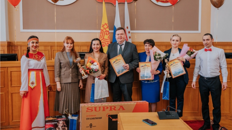 Наталья Николаева приняла участие в церемонии награждения победителей муниципальных этапов педагогических конкурсов профессионального мастерства в администрации города Чебоксары.