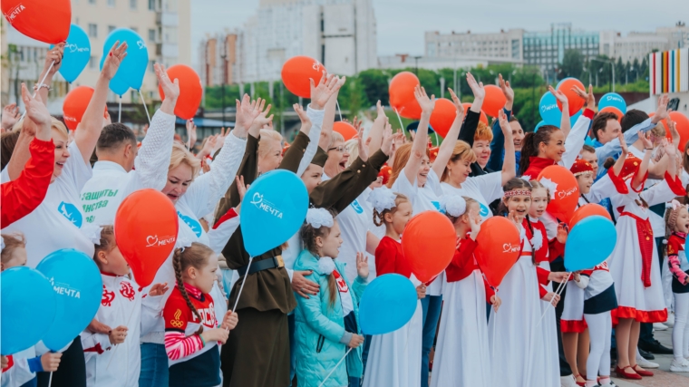 Песенный флэш-моб объединил взрослых и детей 1 июня на Красной площади в Чебоксарах