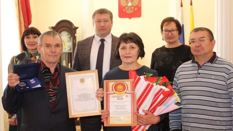 В Урмарах вручили медаль «За любовь и верность» семейной паре Кашмаковых
