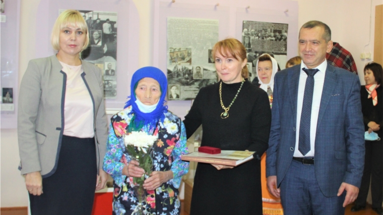 Председатель Союза женщин Чувашии Наталья Николаева приняла участие в награждении памятной медалью строителей оборонительных рубежей в селе Моргауши