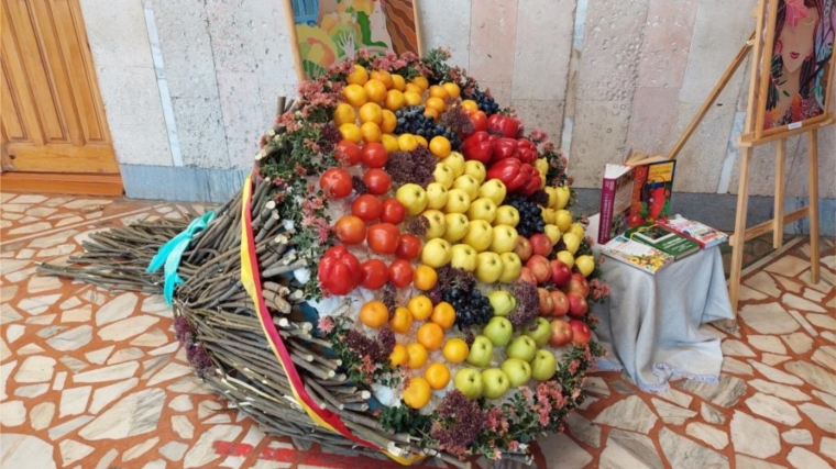 В Комсомольском районе изготовили букет из фруктов