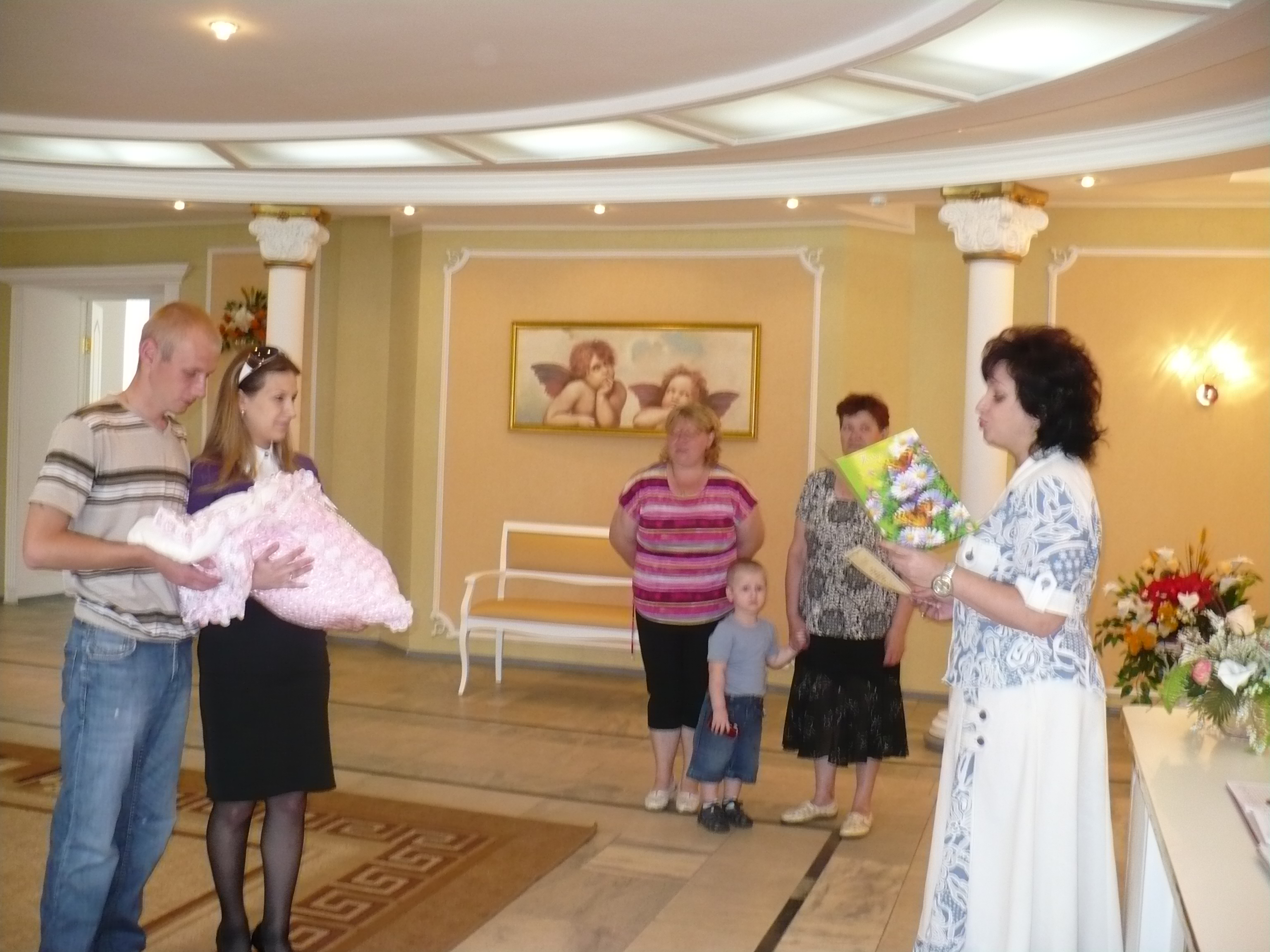 Алатырь: в праздничный день  в отделе ЗАГС состоялся  ритуал «Имянаречения» новой гражданки России – Варвары Гребенкиной