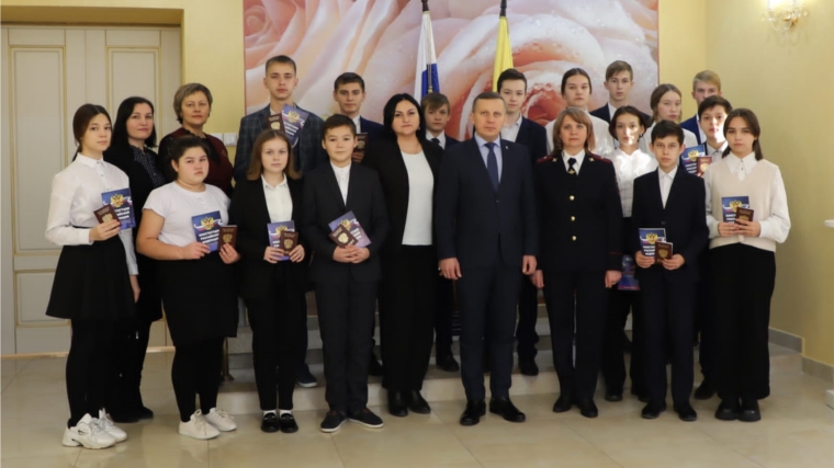 Вручение паспортов юным жителям Комсомольского района