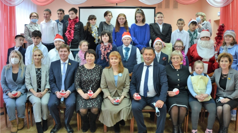 Председатель Союза женщин Чувашии Наталья Николаева поздравила с наступающими новогодними праздниками новочебоксарских врачей, педагогов и детей